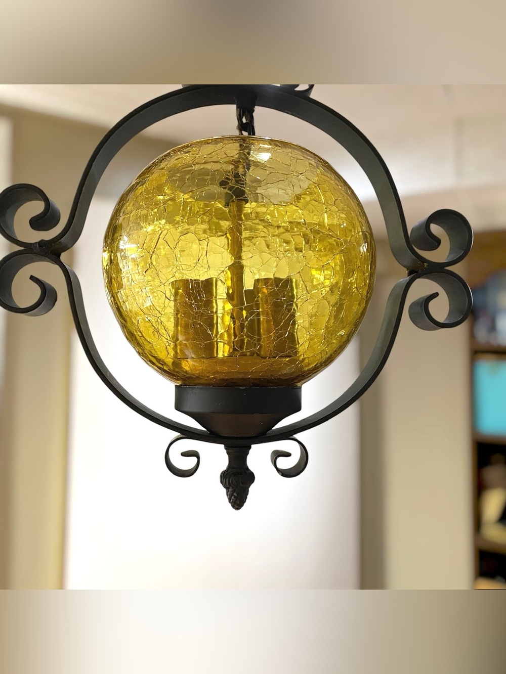 Vintage Amber Wrought Iron Hanging 3 Bulb Ceiling Light Crackle Glass MCM - Picture 3 of 9